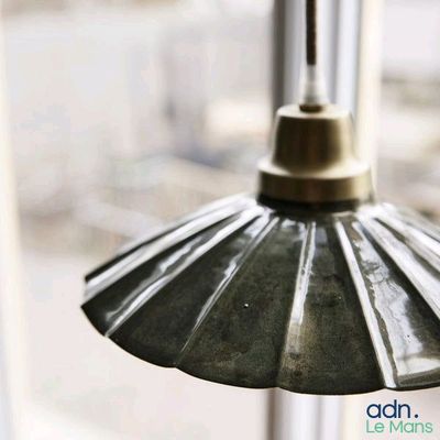 un gros plan d'une lampe suspendue à une fenêtre