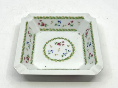 un gros plan sur un petit bol blanc orné de fleurs