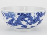 un bol bleu et blanc orné d'un dragon