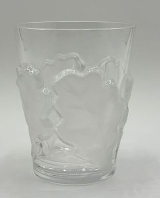 verre transparent orné d'un motif représentant un cheval et son cavalier