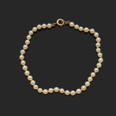 un collier de perles de culture et de diamants