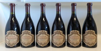 six bouteilles de vin sont alignées sur une étagère