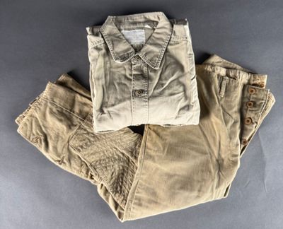 une photo montrant un pantalon et une chemise posés sur une table