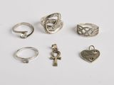 une collection de bagues et de pendentifs en argent