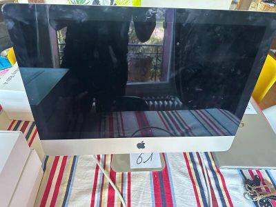 un écran d'ordinateur posé sur une table
