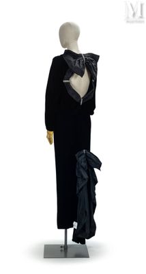 un mannequin vêtu d'une robe noire ornée d'un nœud