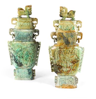 deux vases posés côte à côte sur une surface blanche