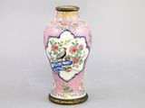 une image représentant un vase rose orné d'un oiseau et de fleurs