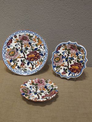 trois assiettes à motifs floraux posées sur une table