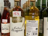 plusieurs bouteilles de vin sont alignées sur un comptoir