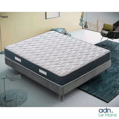 un lit sur lequel est posé un matelas dans une pièce