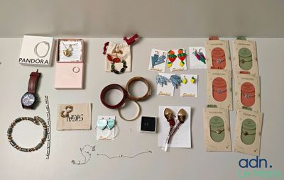 une table sur laquelle sont posés différents objets