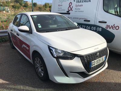 une voiture blanche garée à côté d'une camionnette blanche