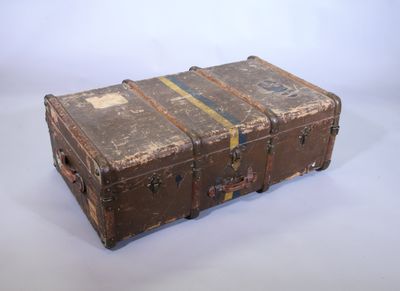 une vieille valise posée sur une table