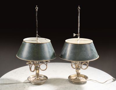 deux lampes posées sur une table