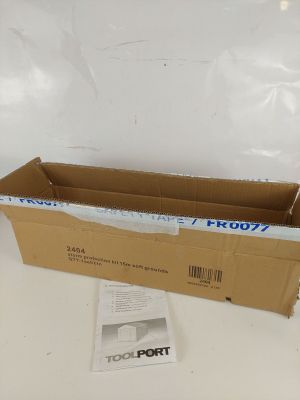 une boîte en carton posée sur une table