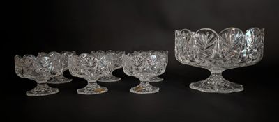six verres à pied et un bol sur fond noir