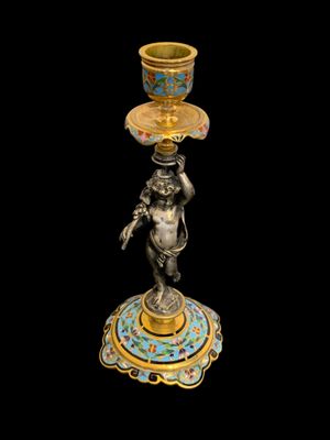 une statue surmontée d'une coupe