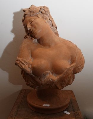 une statue de femme assise sur une table
