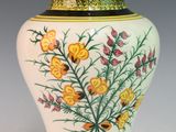 un vase blanc orné de fleurs jaunes et rouges