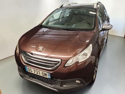 La voiture marron est garée dans le garage de l'immeuble.