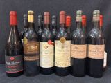 plusieurs bouteilles de vin sont alignées sur une table