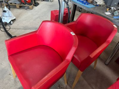 deux chaises rouges placées l'une à côté de l'autre dans un garage