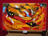 un tableau posé sur un chevalet, avec un fond rouge