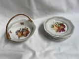 deux assiettes et une corbeille de fruits sur la table