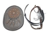 un sac à main en cuir muni d'une chaîne et un sac à main en cuir muni d'une chaîne