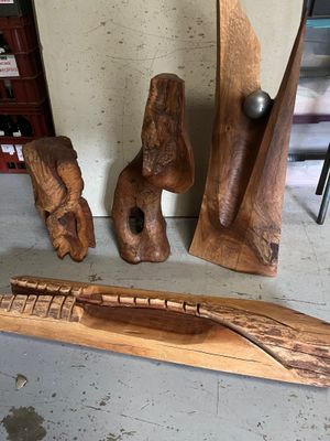 plusieurs morceaux de bois sont posés sur une table à côté d'un clavier