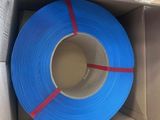 une boîte contenant un rouleau de ruban adhésif bleu