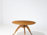 une image représentant une table avec un plateau en bois posée sur une surface blanche
