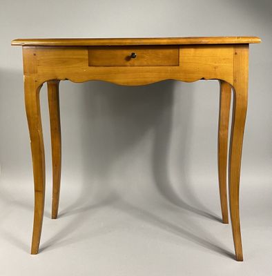 une petite table en bois surmontée d'un tiroir