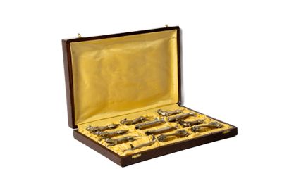 un coffret en bois contenant un ensemble de six poissons en argent