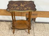 une petite table en bois ornée d'un motif floral