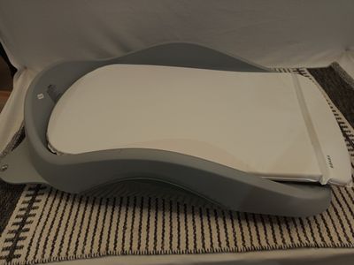 un siège de WC posé sur un tapis