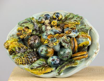 NEVERS (?). Elément décoratif figurant une corbeille de frui…