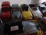 un lot de voitures-jouets exposées dans une vitrine
