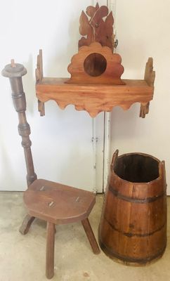 une chaise en bois à côté d'un tonneau en bois sur lequel est posée une horloge