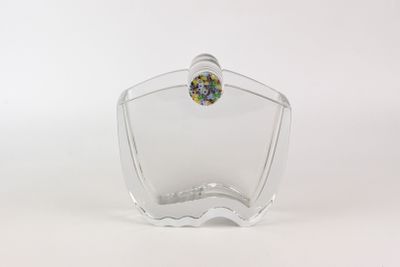 une bouteille en verre transparent avec un bouchon en verre coloré, sur fond blanc
