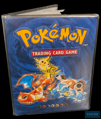 une boîte de jeu de cartes sur laquelle figure une image de Pokémon
