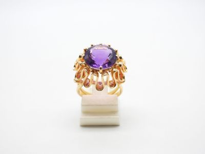 une bague en améthorate et diamant, sertie dans de l'or jaune 18 carats