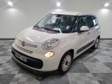 la petite voiture blanche est garée sur un carrelage à carreaux