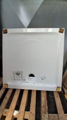 un grille-pain blanc posé sur une palette en bois