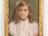 portrait d'une jeune fille en robe blanche, dans un cadre doré