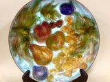 une assiette sur laquelle sont disposées plusieurs fleurs de différentes couleurs