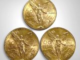 trois pièces d'or sur lesquelles figurent l'effigie d'un homme et d'une femme