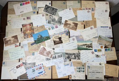 une valise recouverte d'une multitude de vieilles cartes postales et de timbres