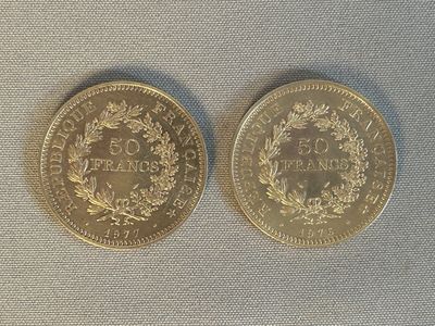 Deux pièces sont posées sur une table recouverte d'une nappe blanche.